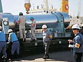 写真：ＮＨ型輸送容器による照射後試験用燃料の輸送